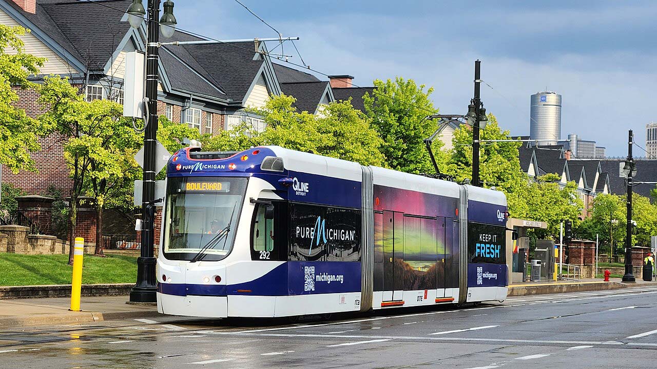 Detroit QLine tram on Adelaide Street [Photo courtesy 42-BRT on Wikimedia. License: CC BY-SA 4.0]