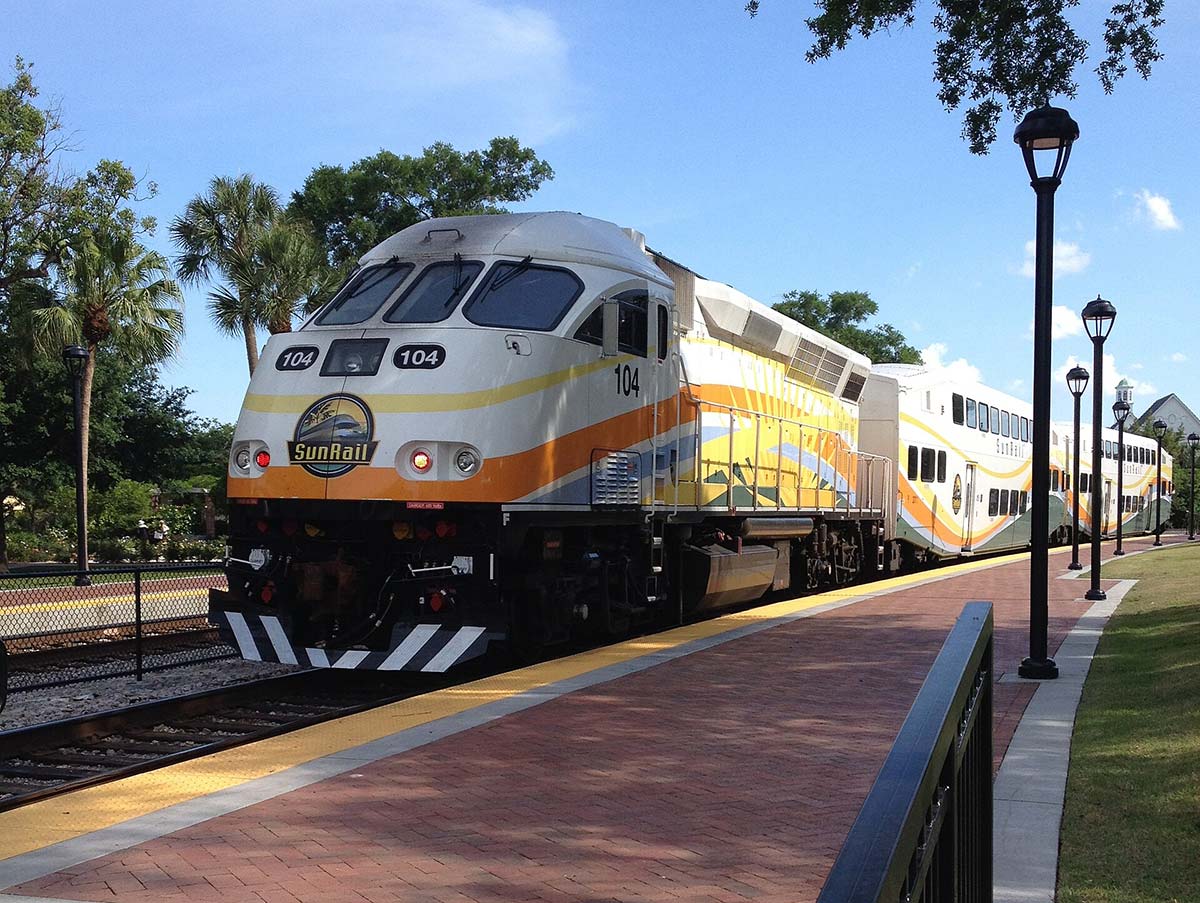 SunRail train leaving Winter Park Station. [Photo courtesy Artystyk386 on Wikimedia. License: CC BY-SA 3.0]